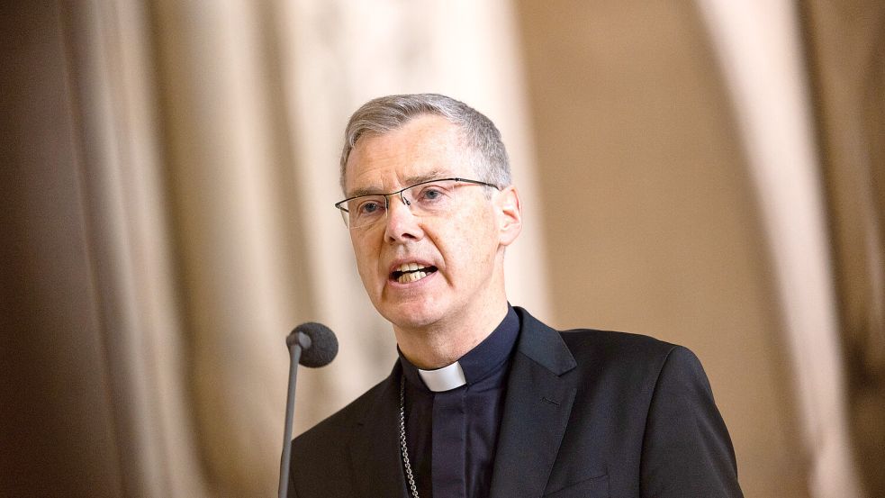 Bischof Heiner Wilmer hat eine klare politische Linie. Foto: dpa/Rolf Vennenbernd
