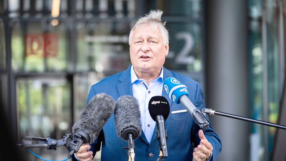Aufgrund der hohen Spritpreise fordert EVG-Chef Burkert Rabatte bei der Deutschen Bahn. (Archivbild) Foto: Christoph Soeder/dpa