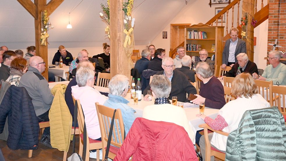 Rhauderfehns Bürgermeister Geert Müller (stehend) sowie Vertreter des Ortsrates Westrhauderfehn, des Fischereiverein Rhauderfehn und des Förderverein Tourismus Rhauderfehn gaben Auskunft zu den geplanten Projekten am Hahnentanger See. Foto: Holger Weers