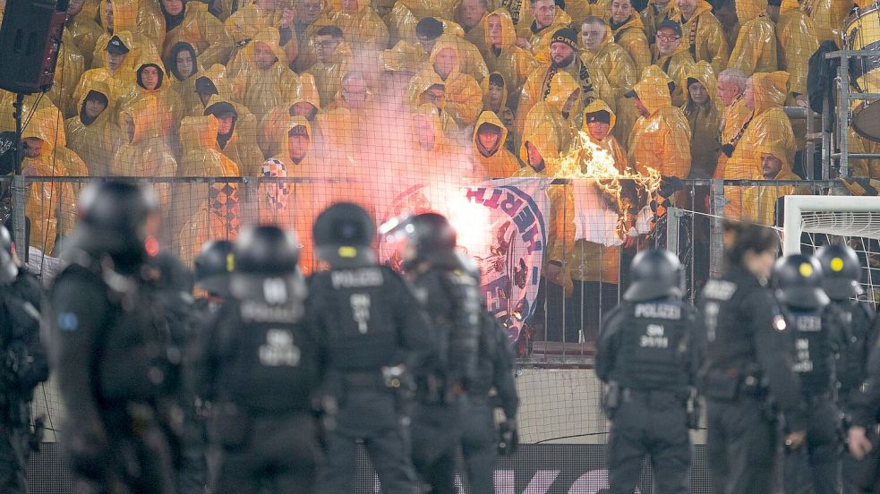 Beim Zweitliga-Spiel zwischen Dynamo Dresden und Hertha BSC kam es zu Ausschreitungen. Foto: Sebastian Kahnert