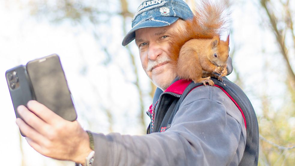 Joachim Kesten mit Fridolin auf seiner Schulter Foto: Robert Förster