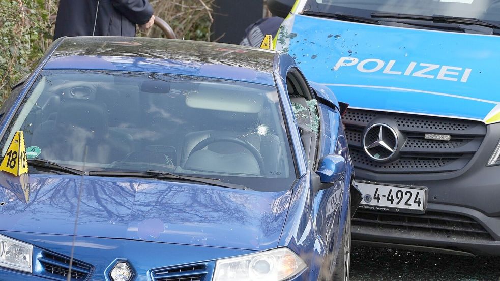 Das Auto steht zwischen zwei Polizeiautos und ist sichtlich beschädigt. Foto: Kevin Schößler/dpa