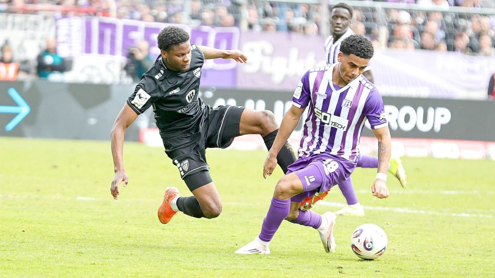 Auffälliger, aber nicht fehlerfreier Auftritt: Kevin Wiethaup (VfL) gegen Schweinfurts Winners Osawe. Foto: IMAGO/Max Kilian