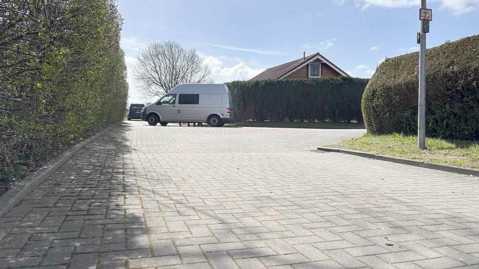Ein Fahrzeug der Polizei blockiert den Zugang zu einem Haus in der Gemeinde Holtgast. Foto: Hock