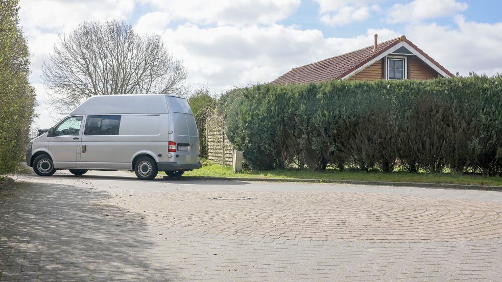 Die Polizei war am Ostersonntag mit mehreren Zivilfahrzeugen im Örtchen Utgast im Einsatz. Foto: Hock