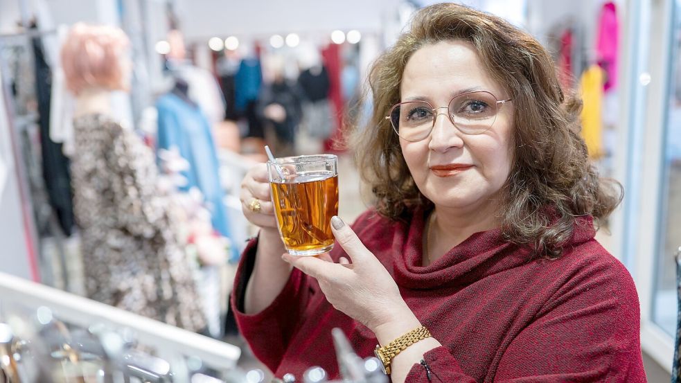 Die Teekultur verbindet Akram Fereidoony mit ihrer Familie – sie lebt in Leer, ihre Geschwister sind noch im Iran. Sie stehen fast täglich in Kontakt. Foto: Ortgies