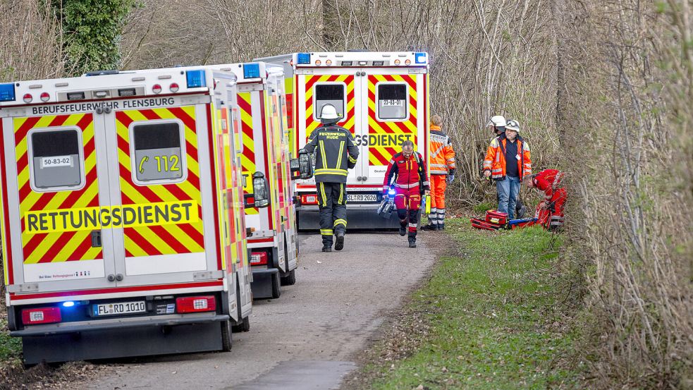 Sechs Rettungswagen, ein Notarzt und zwei Rettungshubschrauber rückten an den Einsatzort an einem Waldstück aus. Foto: Benjamin Nolte