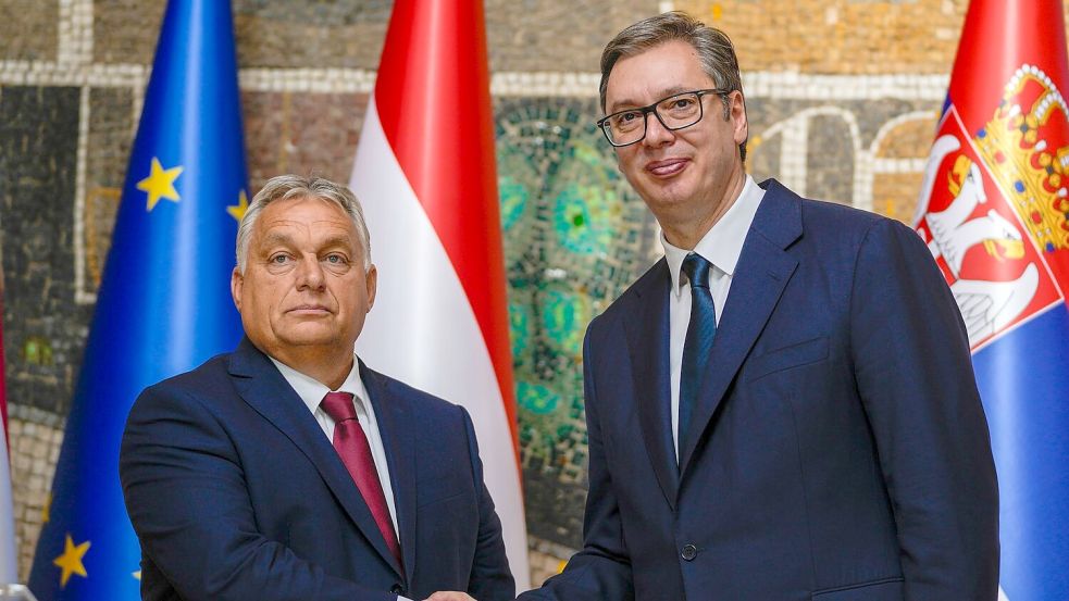 Ungarns Ministerpräsident Viktor Orban und Serbiens Staatspräsident Aleksandar Vucic pflegen gute Beziehungen. (Archivbild) Foto: Darko Vojinovic/AP/dpa