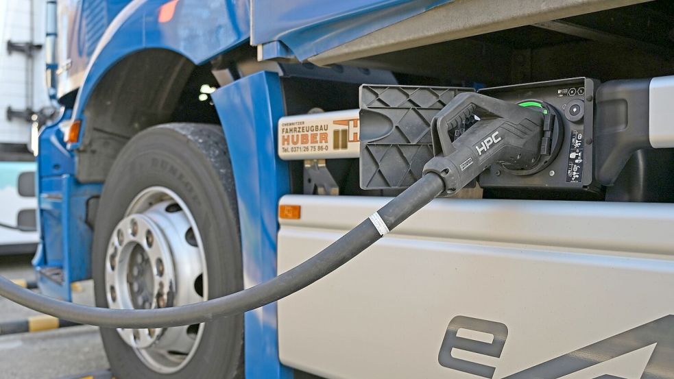 Ein E-Lkw wird auf dem Gelände einer Spedition in Zwickau geladen. Entlang der Autobahnen fehlt es nach Branchenangaben an einem gut ausgebauten Netz an Ladestationen für Lkw. Foto: David Hammersen