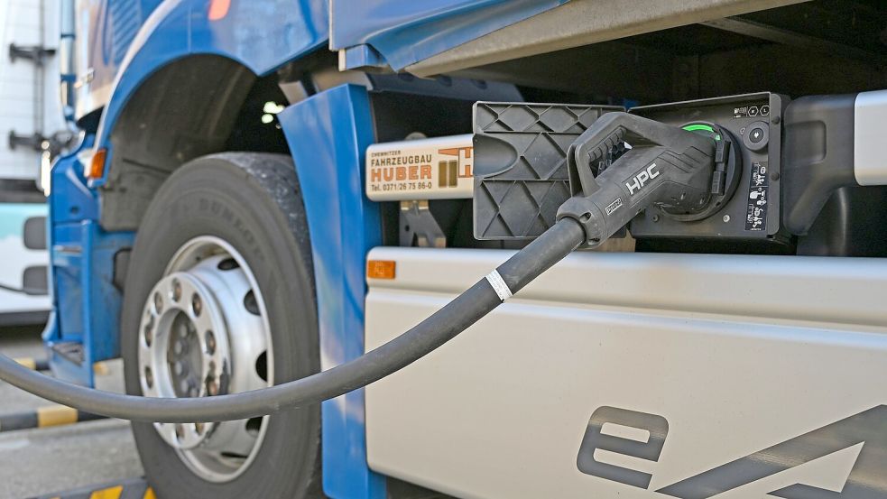 Ein E-Lkw wird auf dem Gelände einer Spedition geladen. Entlang der Autobahnen fehlt es nach Branchenangaben an einem gut ausgebauten Netz an Ladestationen für Lkw. Foto: David Hammersen