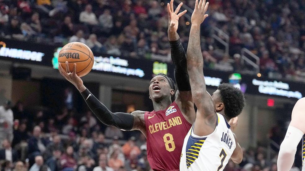 Dennis Schröder (l.) kam für Cleveland auf sechs Punkte. Foto: Sue Ogrocki