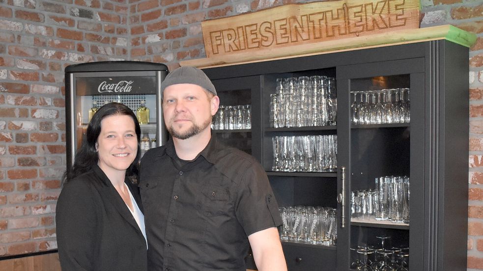 Mara und Thomas Schulte sind die Betreiber der neuen Friesenscheune an der Forststraße in Burlage. Fotos: Henrik Zein