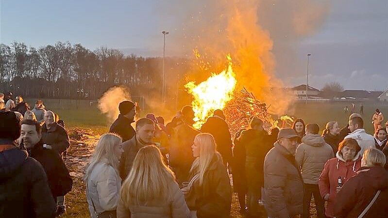 Stimmungsvoll war der Flammenschein des Osterfeuers, das am Ostersonntag auf dem TSV-Gelände in Ostrhauderfehn abgebrannt wurde. Mehrere Hundert Besucher waren bei dem Spektakel auf der Sportanlage an der 1. Südwieke dabei. Foto: Henrik Zein