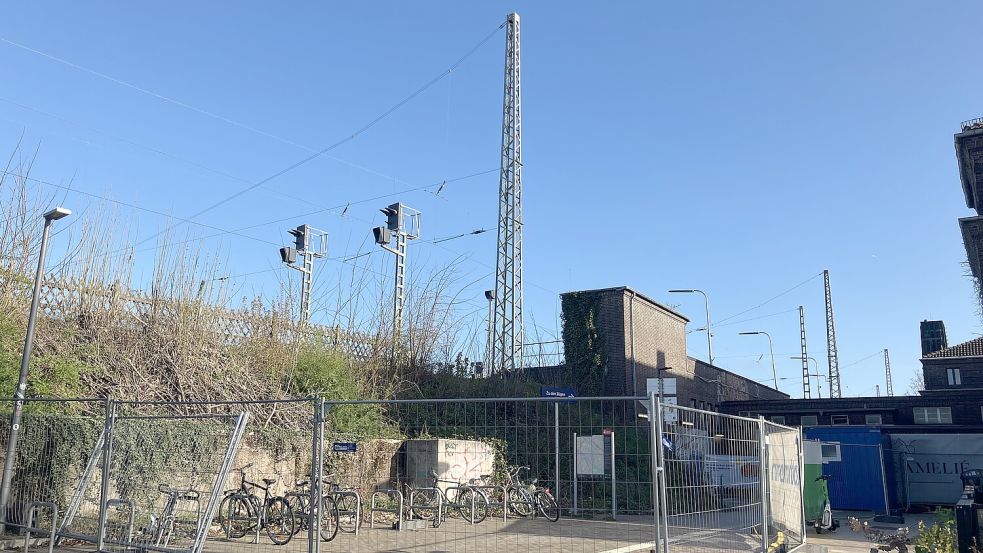Die Erneuerung der Bahngleise im Bahnhof Neustadt dauert länger als geplant. Foto: Melanie Machedanz