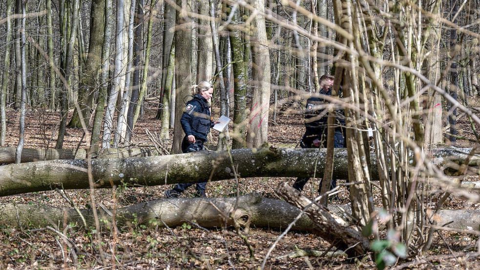 Polizeibeamte und andere Einsatzkräfte waren in dem Waldstück vor Ort. Foto: Benjamin Nolte/dpa