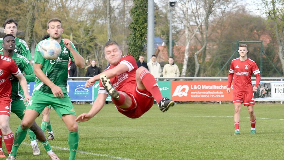 Der spektakuläre Fallrückzieher von Felix Schütte verpasste sein Ziel. Foto: Damm