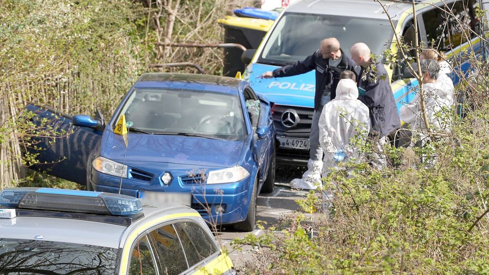 Zahlreiche Kräfte waren am Ostersonntag am Tatort und sicherten Spuren. Foto: Kevin Schößler/dpa