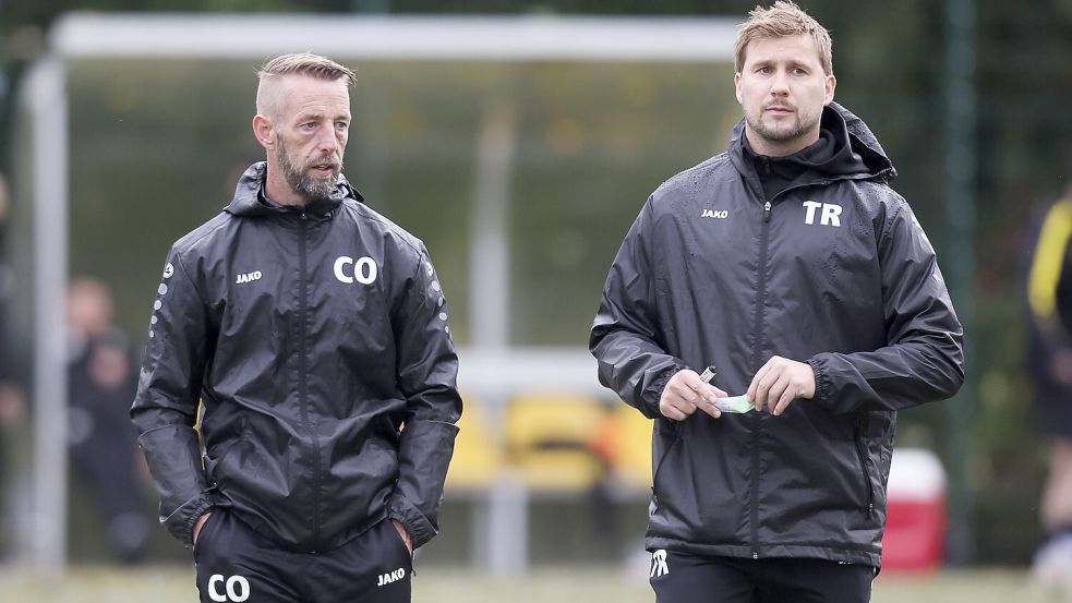 Ingo Ukena (links) vertrat in Wallinghausen den gesperrten Chefcoach Ralf Ludwigs. Foto: Jens Doden