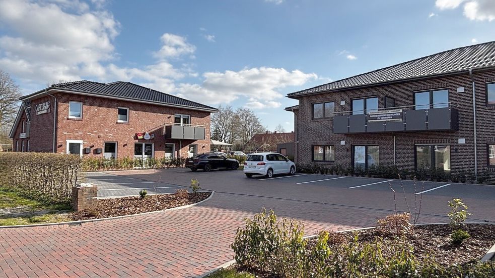 Rechts ist der Anbau an das Gebäude der Tagespflege Pahl zu sehen, in dem die acht Wohnungen zu finden sind. Auch der Neubau des Cafés Bello (links im Bild) wurde vom Bauunternehmen Tellkamp errichtet. Foto: Walker