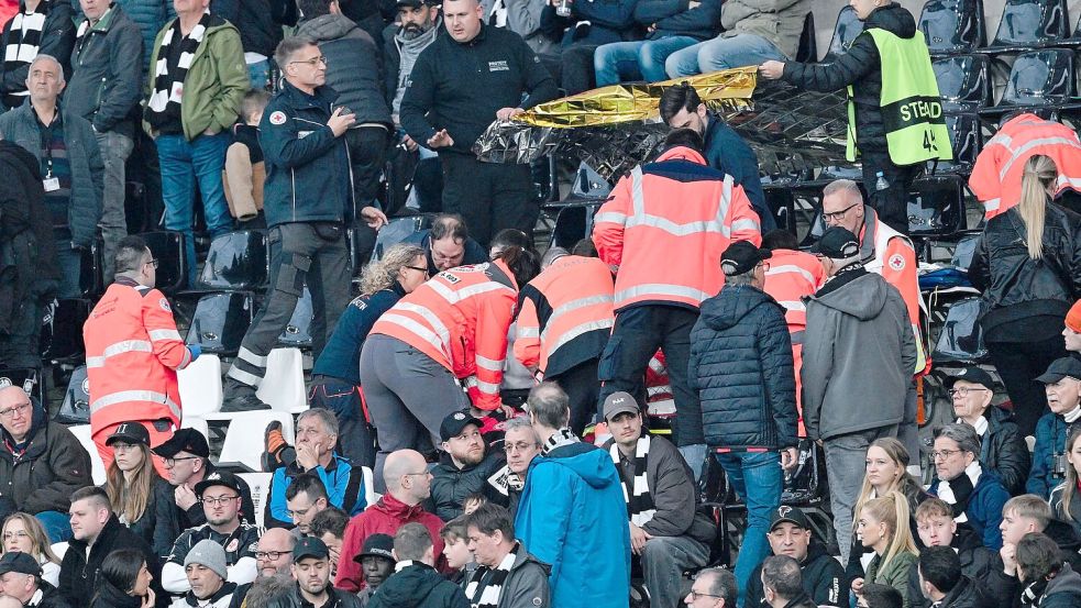 Nach dem medizinischen Notfall beim Spiel zwischen Eintracht Frankfurt und dem 1. FC Köln ist der betroffene Zuschauer gestorben. Foto: Uwe Anspach