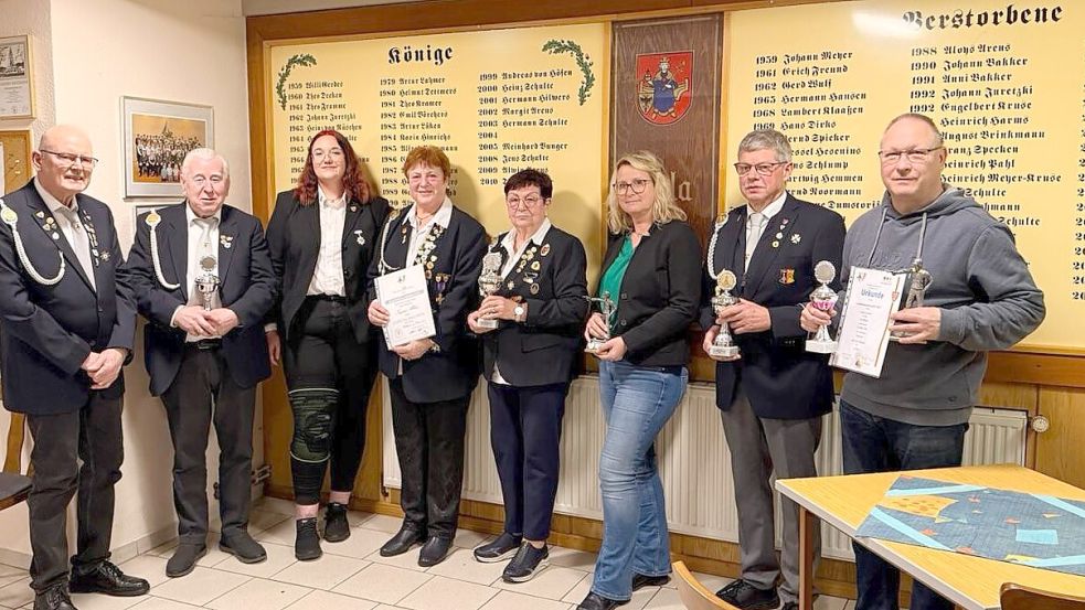 Die Kyffhäuser Kameradschaft Bollingen hat auf ihrer Generalversammlung erfolgreiche Schützinnen und Schützen geehrt (von links): Helmut Dettmers (1. Platz Luftpistole und 1. Platz Luftgewehr), Ulrich Fenske (1. Platz Mannschaftspokal Luftgewehr), Patricia Scholte (Landeskönigin Jugend und 1. Platz Luftgewehr), Ingrid Albers (1. Platz Mannschaft und 2. Platz Luftgewehr), Renate Fenske (1. Platz Mannschaftspokal und 2. Platz Luftgewehr), Tanja Arens (1. Platz Mannschaftspokal und 1. Platz Luftpistole+Luftgewehr), Bernd Meyer (Landeskönig bei den Herren, 2. Platz Luftpistole+Luftgewehr) und Stefan Volkmer (1. Platz Mannschaftspokal, 2. Platz Luftpistole, 1. Platz frei Hand) belegten bei der Landesmeisterschaft im vergangenen Jahr vordere Plätze. Foto: privat
