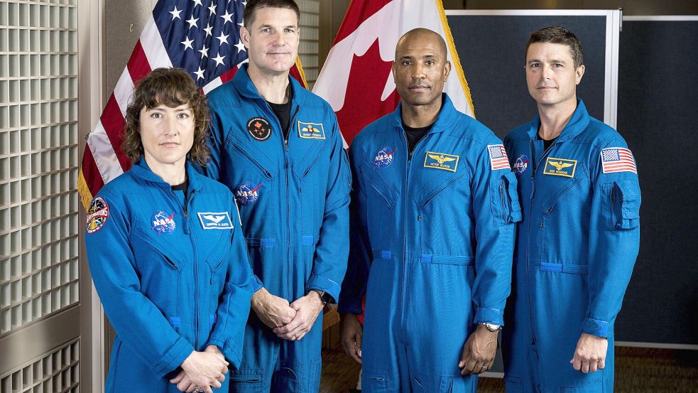 Die Crew der Mondmission Artemis nutzen den Moment um an die verstorbene Frau des Kommandanten zu erinnern. Foto: IMAGO/ZUMA Press