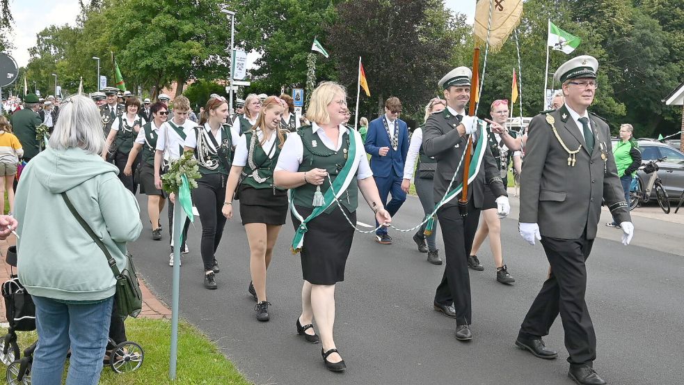 Von Mai bis September steigen wieder viele Schützenfeste. Dieses Bild zeigt den Schützenumzug durch Idafehn im vergangenen Jahr. Foto: Archiv/Holger Weers