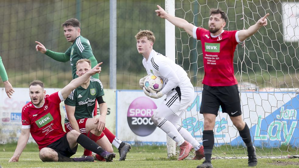 Ein ereignisreiches Topspiel lieferten sich Frisia Loga und TuS Pewsum II. Foto: Jens Doden/ Emden