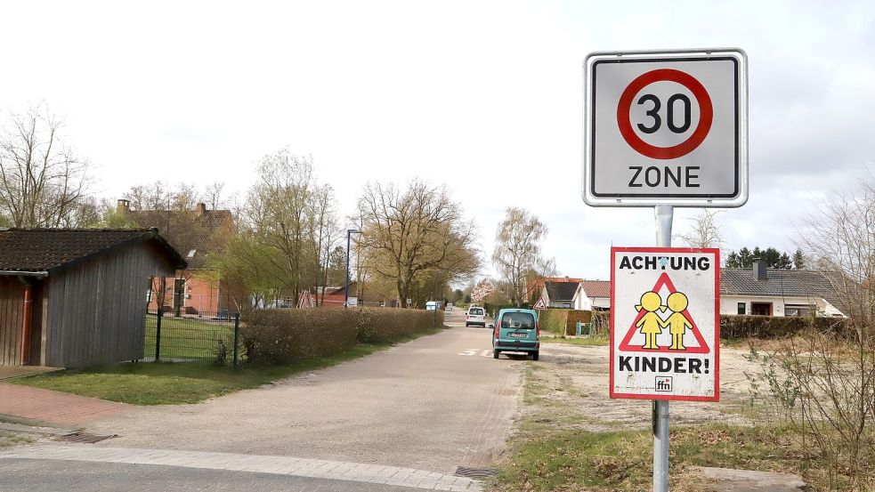 Eine Verbesserung der Verkehrslage auf der Rosenstraße in Elisabethfehn wünschen sich die Eltern, deren Kinder dort die Grundschule und den Kindergarten (links) besuchen. Foto: Hans Passmann