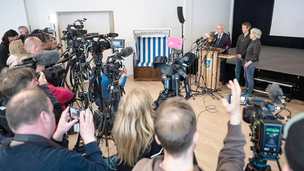 Umweltminister Till Backhaus (SPD) und Experten gaben auf der Insel Poel aktuelle Erkenntnisse bekannt. Foto: Philip Dulian