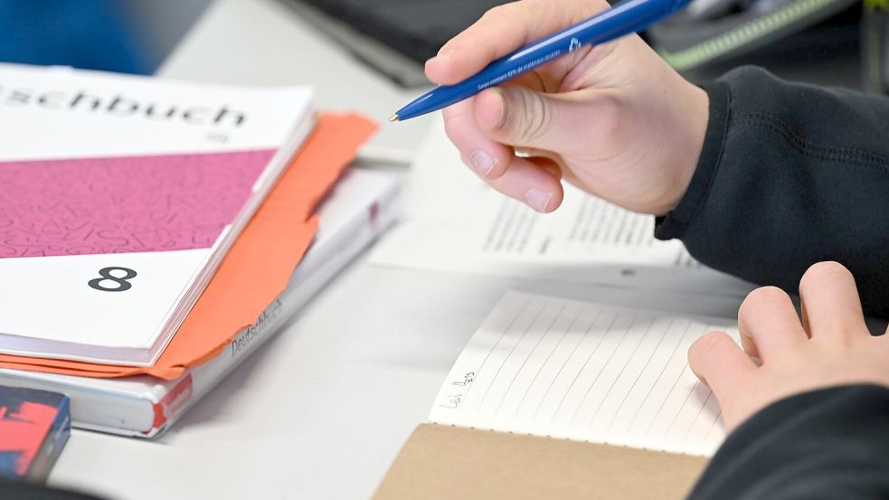Man müsse bei Hausaufgaben und in Prüfungen in unteren Klassen die Handschrift fordern, um Täuschung zu verhindern, sagt der DL-Präsident. (Symbolbild) Foto: Michael Brandt