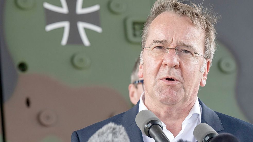 Männer der Altersgruppe 17 bis 45 brauchen nach Angaben von Verteidigungsminister Boris Pistorius (SPD) keine Genehmigung für lange Auslandsaufenthalte. Foto: Peter Kneffel/dpa