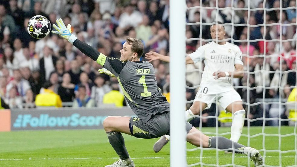 Das Dauerduell: Manuel Neuer pariert einen Schuss von Kylian Mbappé. Foto: Bernat Armangue
