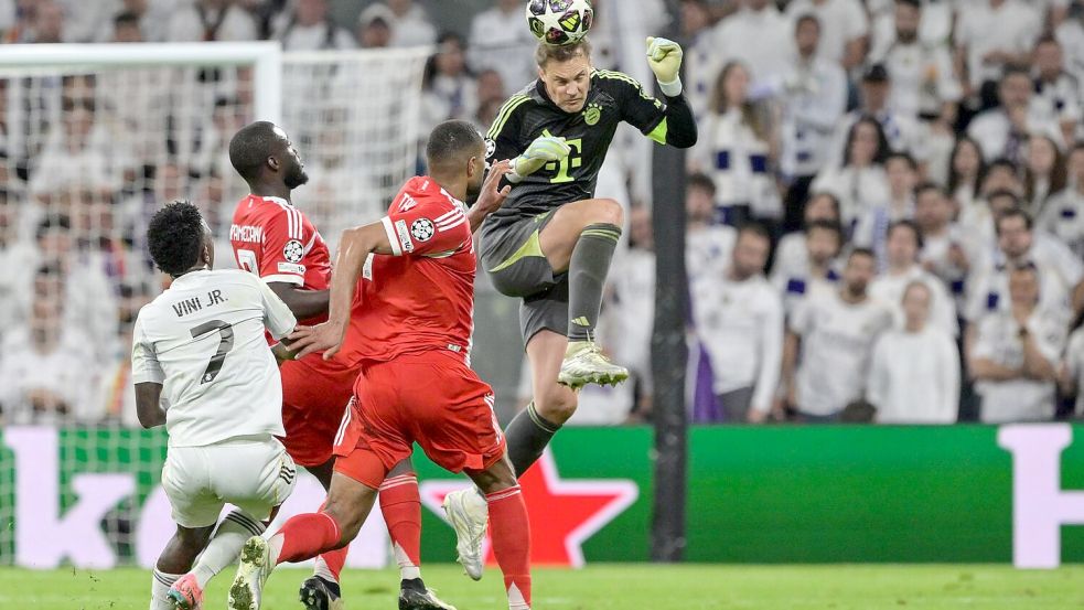 Manuel Neuer (r) klärte auch mal in höchster Not mit dem Kopf außerhalb des Strafraums. Foto: Peter Kneffel