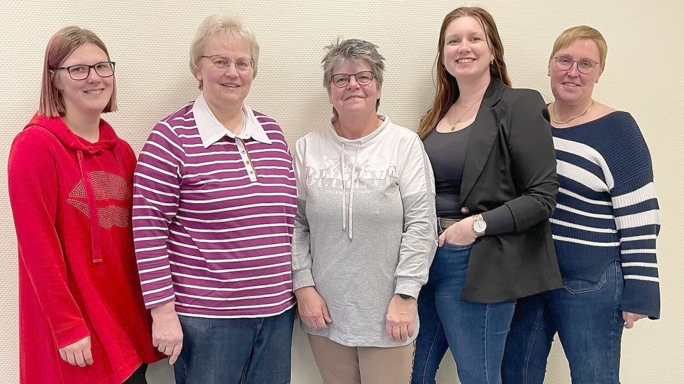 Der neue Vorstand des Ortsvereins Langholt: (von links) Engeline Zimmermann (Schriftführerin), Brigitte Willms (1. Vorsitzende), Sabine Zimmermann (2. Vorsitzende), Karina Behrens (stellvertretende Kasse) und Marion Erbo (Kassenführung). Foto: privat