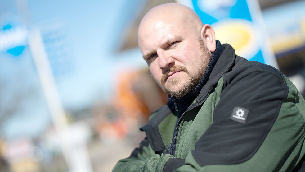 Sebastian Bormann aus Emden hat genug. Er will gegen Bundeskanzler Friedrich Merz demonstrieren – und das im ganz großen Stil. Foto: Klaus Ortgies