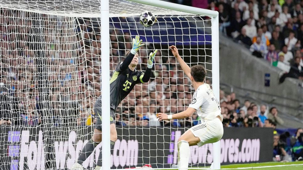 Auch diesen Ball hält Manuel Neuer (l) noch. Foto: Jose Breton