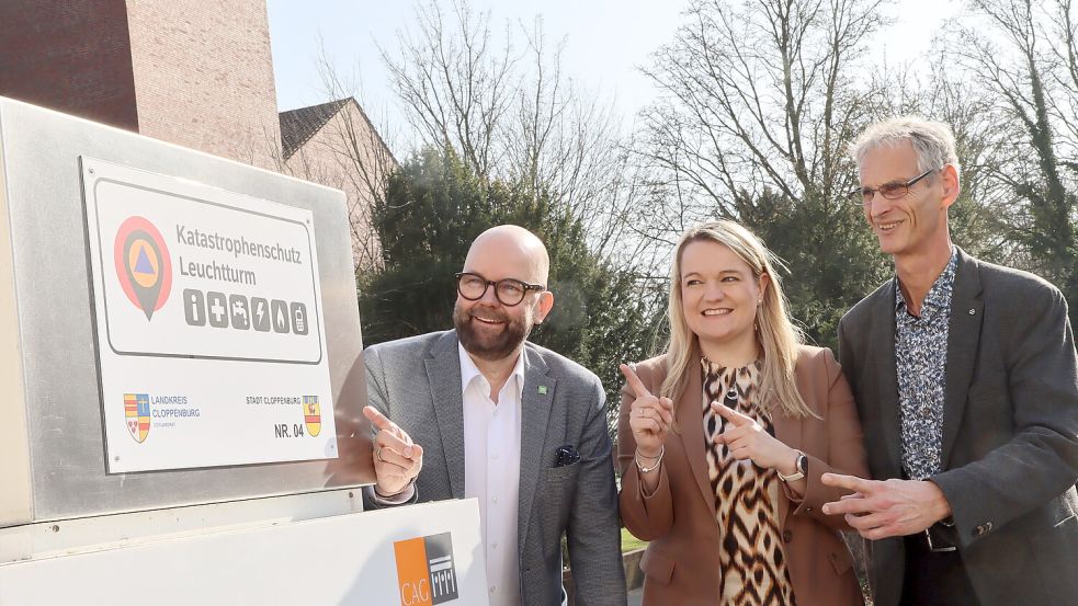 Landrat Johann Wimberg, Kreisrätin Anne Tapken und Ordnungsamtsleiter Dieter Schütte freuen sich über die Einrichtung des ersten Leuchtturms unter Zuständigkeit des Landkreises. Foto: Sascha Rühl / LK Cloppenburg