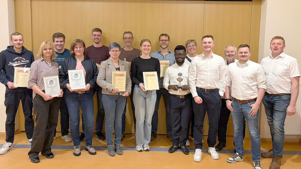 Die geehrten Musikerinnen und Musiker. Foto: Musikverein Scharrel