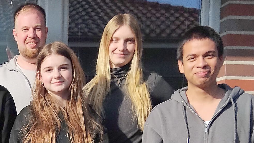 Malte Frederichs (von links, Regional-Checker Peer-Leader-International), Felina Pastoor, Katja Hübner (Geschäftsführung Peer-Leader-International) und Juan David Carnona Torres am Ostrhauderfehner Standort des außerschulischen Lernortes. Foto: Clarissa Scherzer