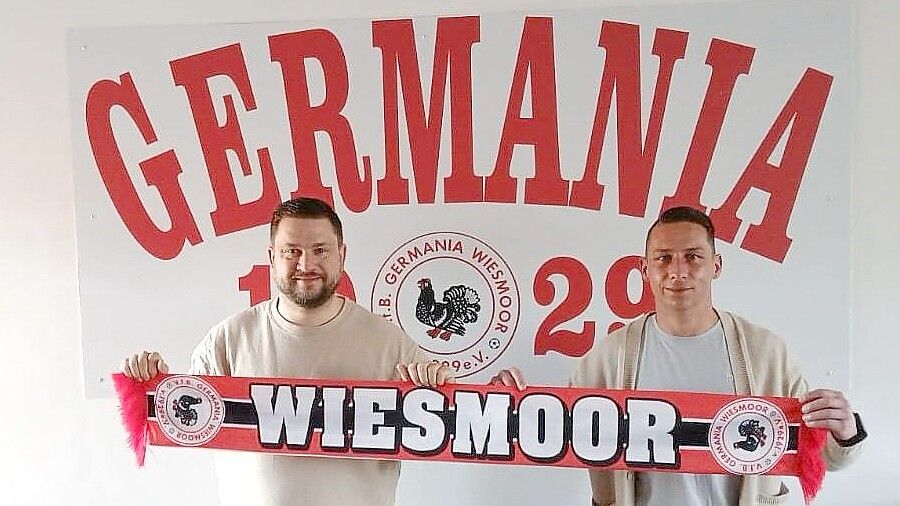 Wiesmoors Sportliche Leiter, Christian Neumann (links), freut sich über die Zusage von Eike Thaden, der künftig die 1. Herren der Germania trainieren wird. Foto: Verein