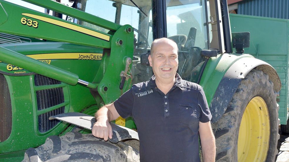 Wenn Landwirt Manfred Tannen seinen Trecker betankt, kostet das jetzt pro Tankfüllung bis zu 200 Euro mehr. Foto: LHV Ostfriesland