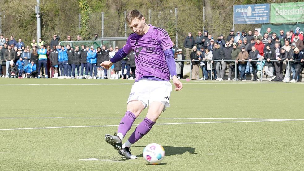 Hendrik Diekmann trat für den HEBC selbst im Elfmeterschießen an – und traf. Fotos: Joe Noveski