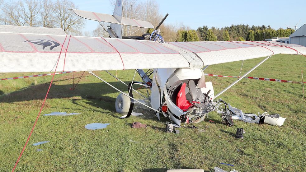 Am Ostermontag war auf dem Flugplatz in Barßel-Lohe ein 66-jähriger Ammerländer beim Starten seines Ultraleichtflugzeuges abgestürzt und tödlich verunglückt. Nun haben Polizei, Staatsanwaltschaft und die Bundesstelle für Flugunfalluntersuchung in Braunschweig neue Erkenntnisse zu dem Fall. Foto: Hans Passmann