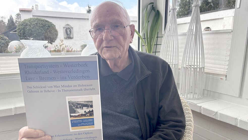 Hermann Adams hat ein neues Buch mit dem Titel „Transportsystem Westerbork – Rheiderland – Westoverledingen – Leer – Bremen ins Verderben“ geschrieben. Foto: Carsten Ammermann