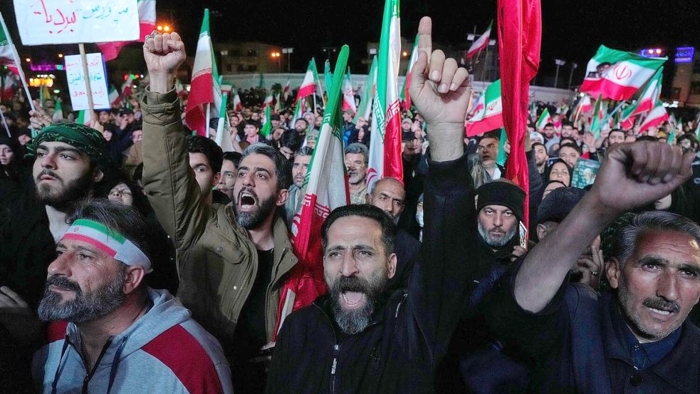 Regierungsanhänger feiern nach der Ankündigung der Waffenruhe in Teheran. Foto: Vahid Salemi