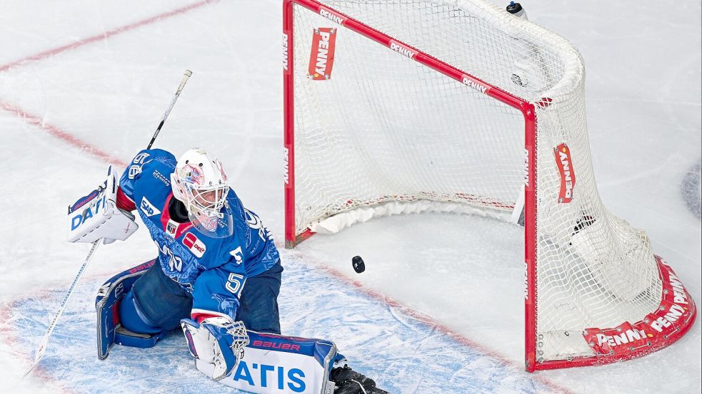Mannheims Keeper Maximilian Franzreb war Matchwinner gegen München Foto: Uwe Anspach
