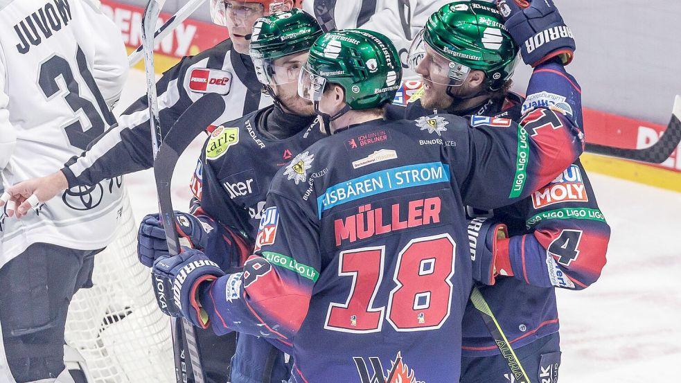 Den Eisbären Berlin gelingt ein überzeugender Serienstart gegen die Haie. Foto: Andreas Gora