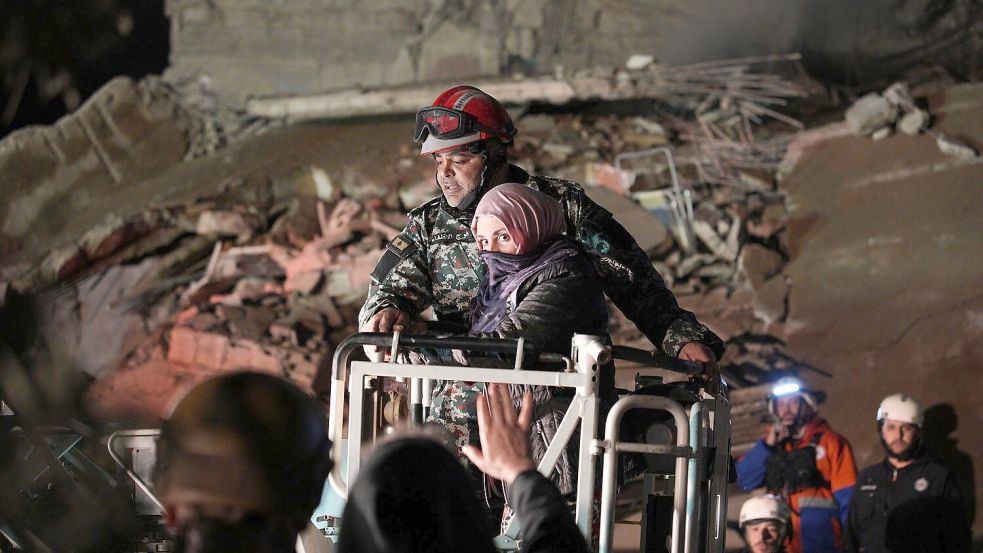 Eine Frau, die nach einem israelischen Luftangriff aus einem zerstörten Gebäude in Beirut gerettet wird. Foto: Emilio Morenatti