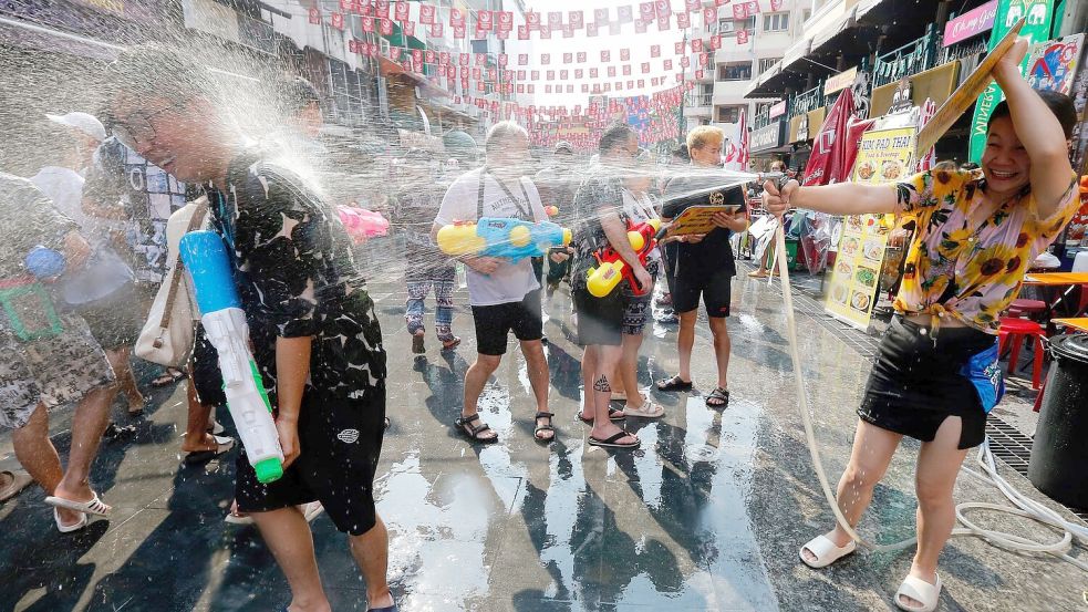Zu Songkran finden landesweit ausgelassene Wasserschlachten statt. (Archivbild) Foto: Chaiwat Subprasom